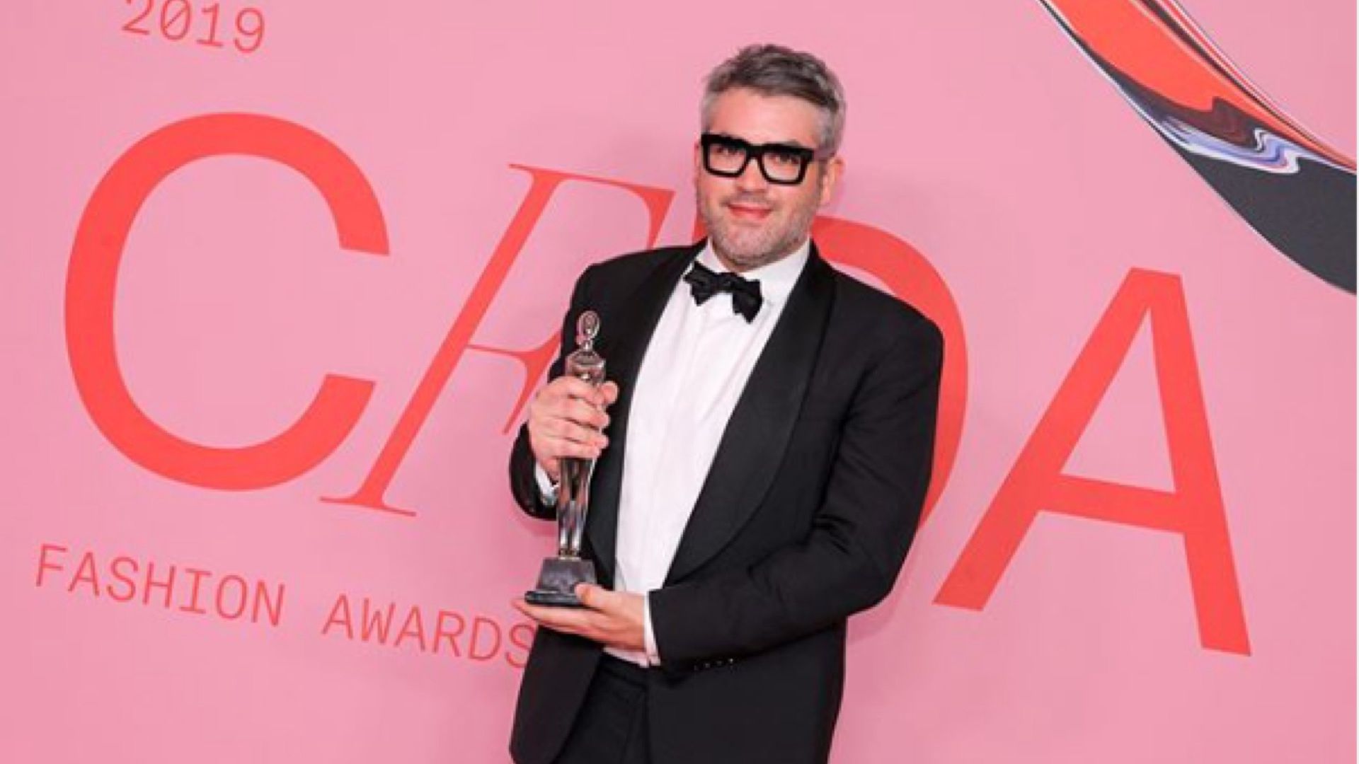 Flamante diseñador del año, Brandon Maxwell, reconocido con su premio otorgado por CFDA