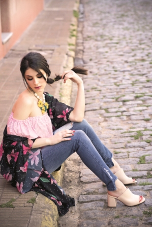 Blusa rayada (Combustion Love), kimono (Americanino), jean (Scombro), mules (Viamo), collar (Dolores Iguacel)