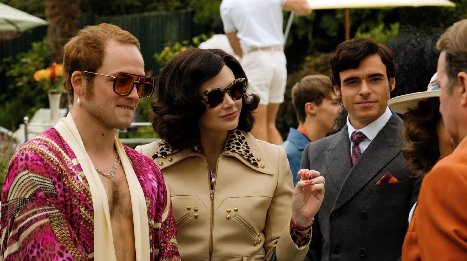 Taron Egerton en la piel de un joven Elton John.