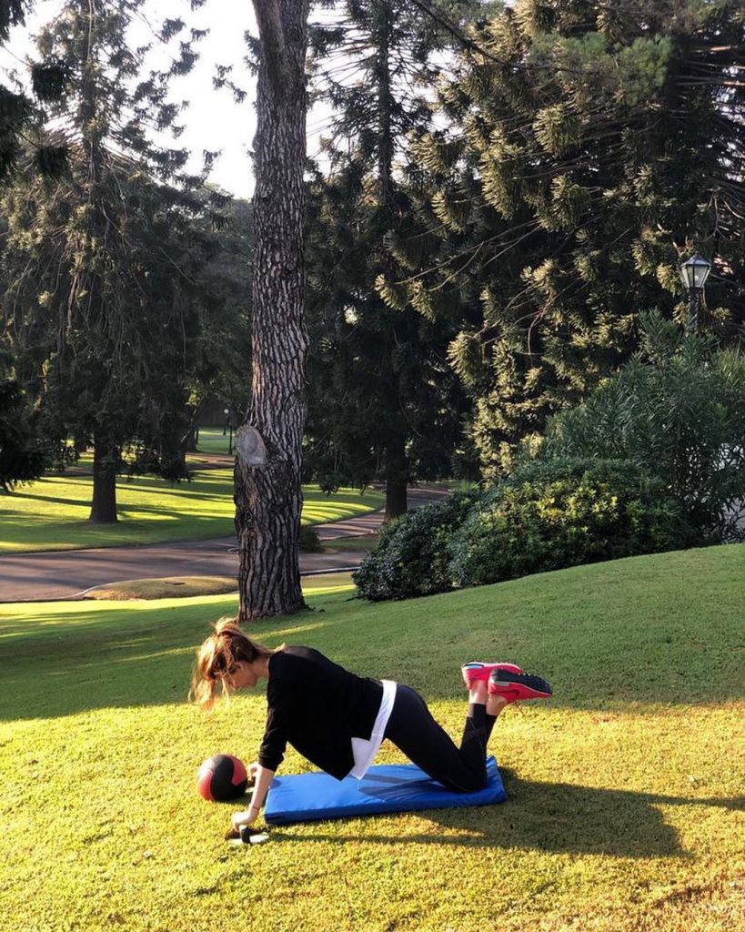 Juliana Awada: flexiones de tríceps