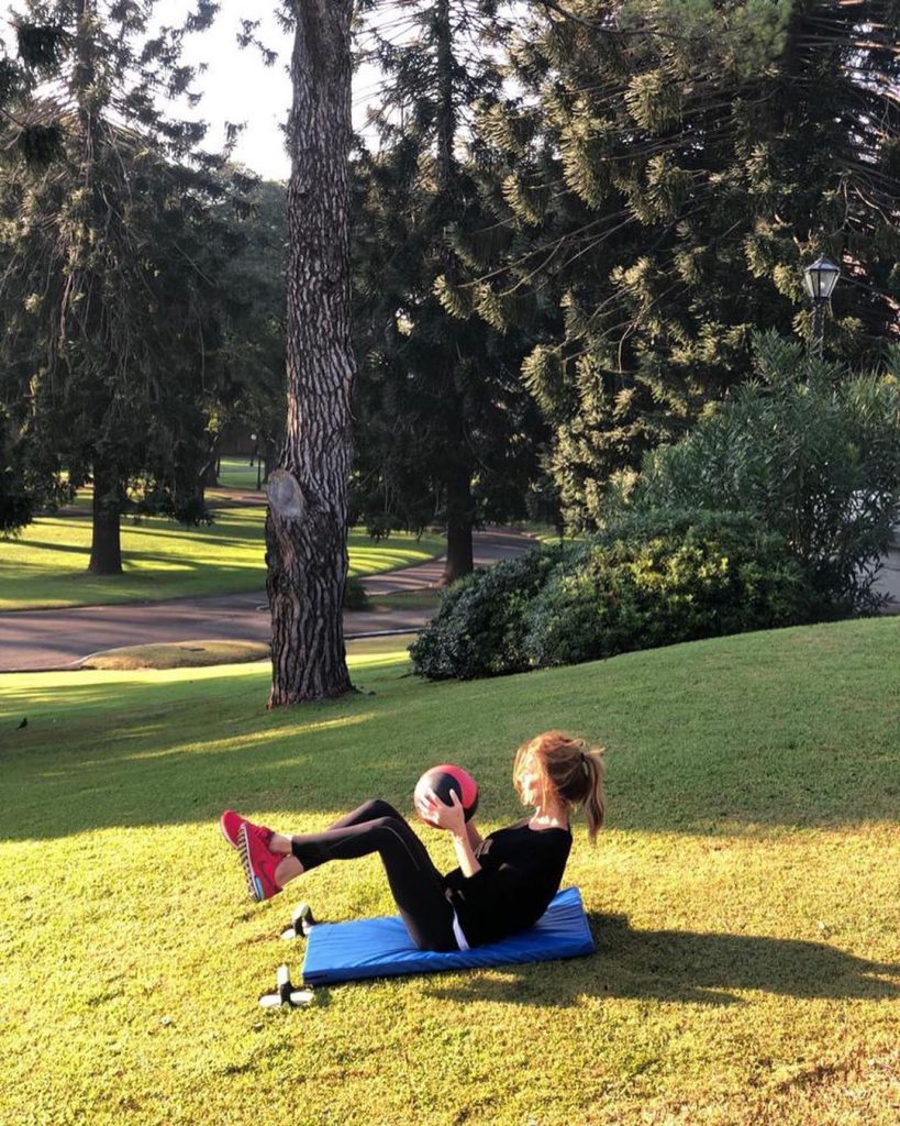 Juliana Awada haciendo el russian Twist