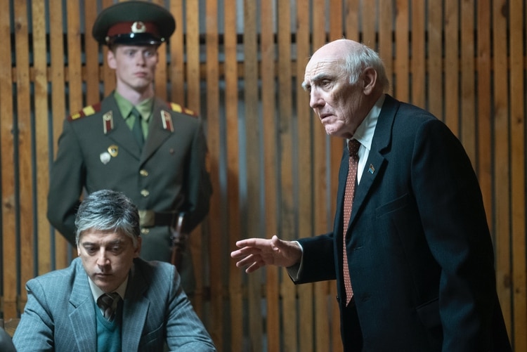 Uno de los burócratas, el mayor de todos, da unos golpes de bastón en el piso y pide la palabra: “A veces caemos presa del miedo, camaradas, pero la fe en el socialismo soviético siempre tiene recompensa. El Estado nos dice que la situación no es peligrosa, entonces no es peligrosa.”
