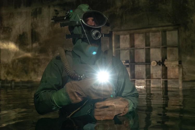 Una de las partes más atragantes de la serie: tres hombres se sumergen en agua contaminada para salvar a la humanidad.
