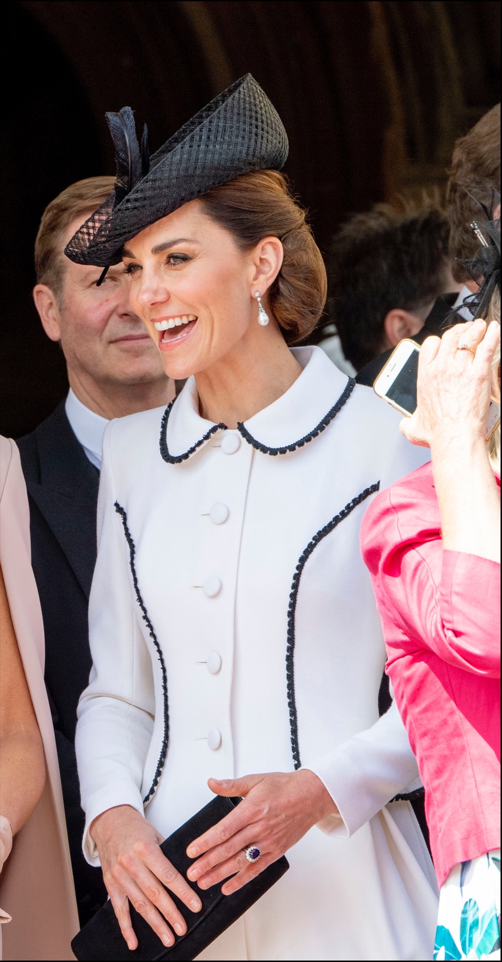 Kate Middleton llevó un recogido realizado con una media cola que en lugar de dejar el pelo suelto formaron un abultado rodete hacia adentro.