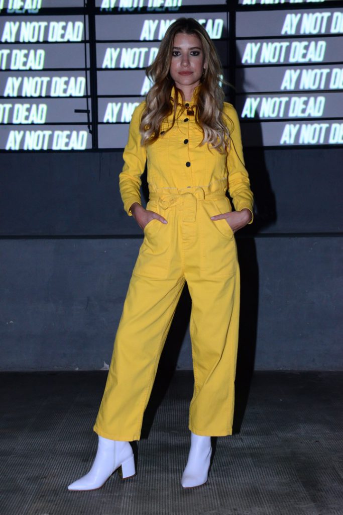 DESFILE AY NOT DEAD