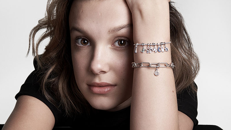 MILLIE BOBBY BROWN PANDORA ACCESORIOS CAMPAÑA
