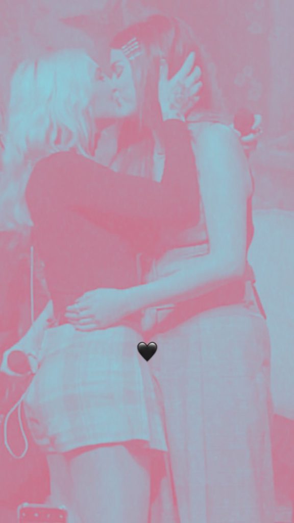 Selena Gomez y Julia Michaels se besan en concierto de Michaels