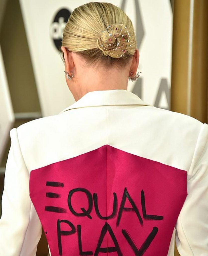 El diseño "protesta" de Jennifer Nettles tenía grabadas letras negras estilo graffiti.