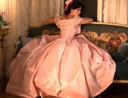 VESTUARIO CINE MUJERCITAS JACQUELINE DURRAN