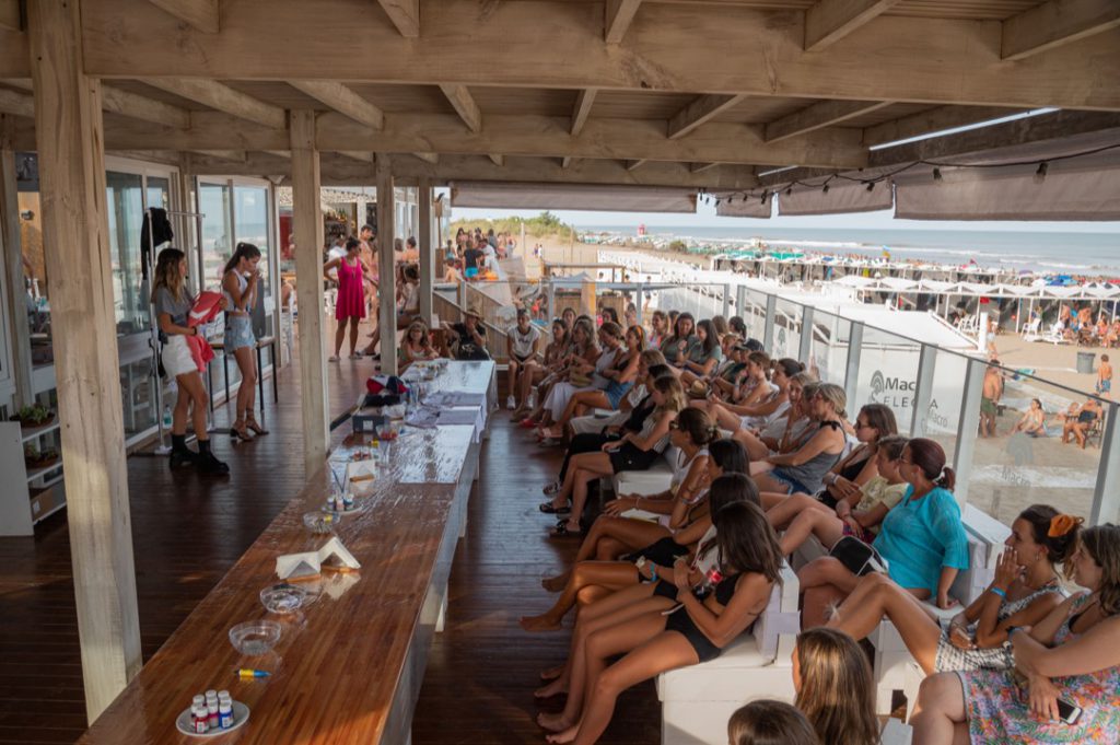 El parador top de Pinamar a pleno en la charla de moda de Fila.