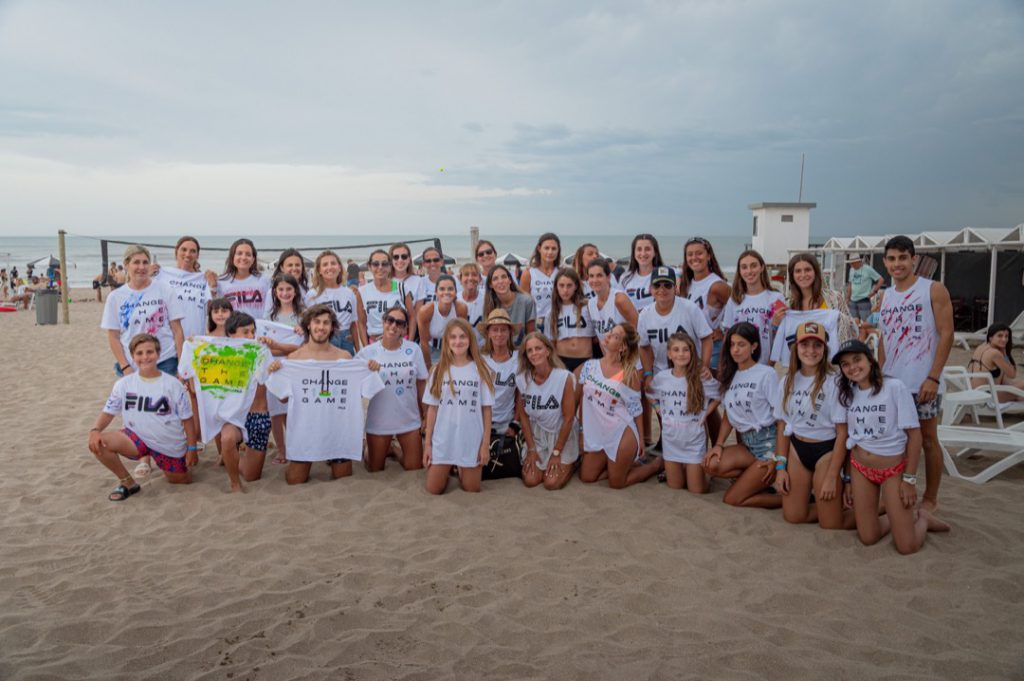 La foto del final: todas juntas, en la playa y felices por el encuentro organizado por Fila en Pinamar.