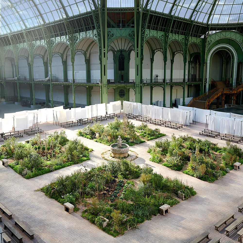 La Abadía de Aubazine recreada en el Grand Palais para el desfile Alta Costrua primavera-verano 2020 de Chanel. Foto: gentileza Chanel.