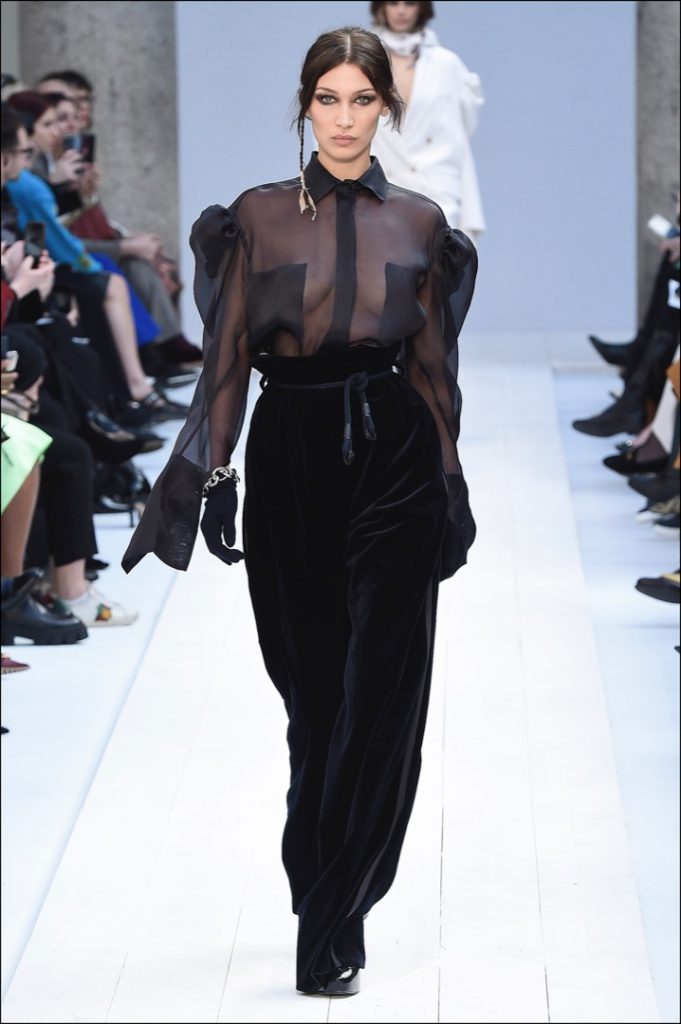 Bella Hadid en el desfile de Max Mara en Milán