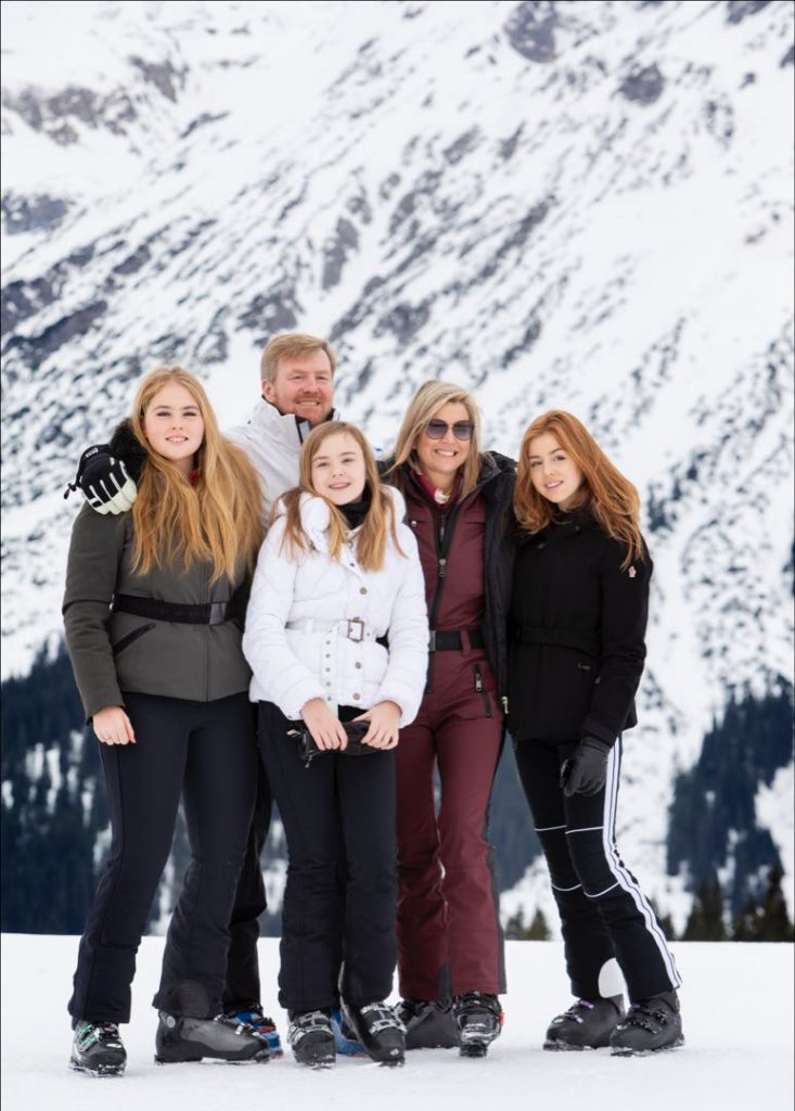 Reina Maxima en la nieve Retrato oficial con sus hijas y familia