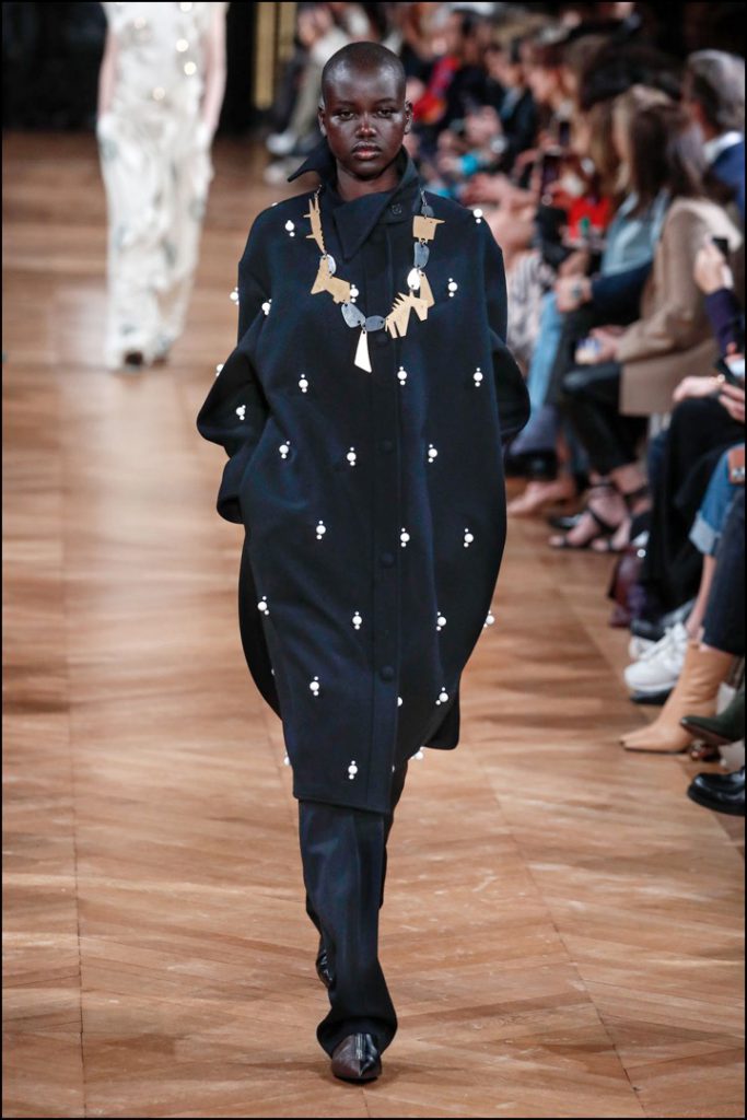 Adut Akech.Desfile Stella McCartney 2020 2021 en París.