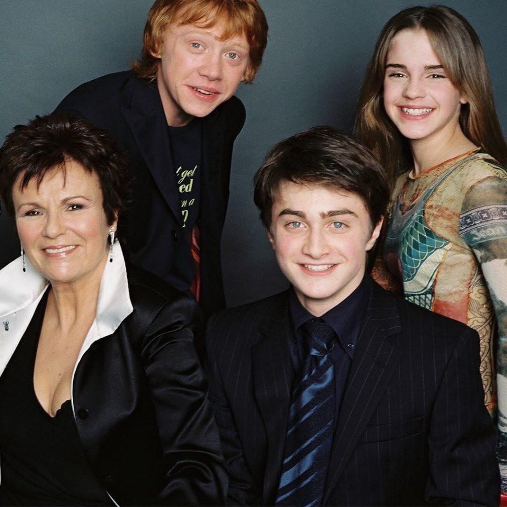 Julie Walters con el equipo teen de la saga Harry Potter.