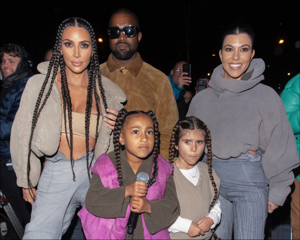 "La familia Yeezy-Kardashian": Kim, Kanye, Kourtney, North y Penélope 100 % lookeados con ropa de la marca deportiva del rapero norteamericano.
