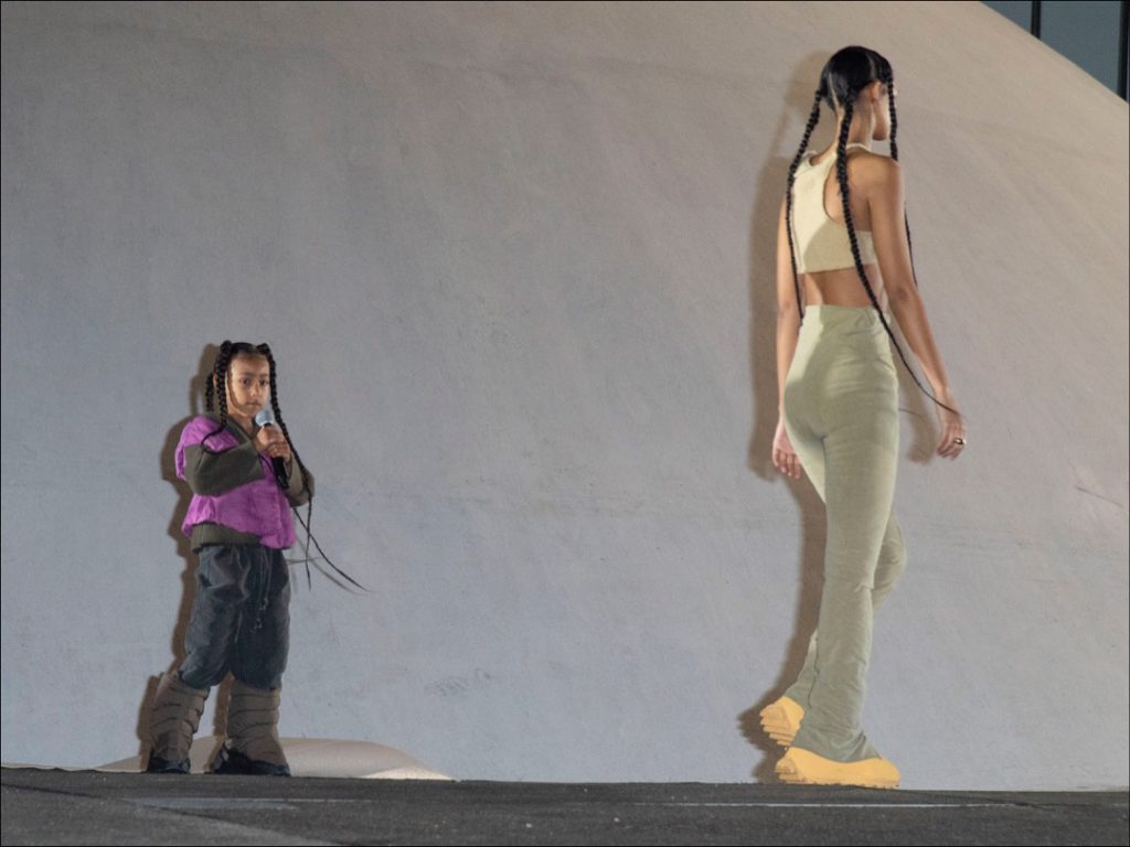 North West en el escenario, rapeó durante el desfile de presentación de la nuva colección de Yeezy, la marca deportiva de su papá, Kanye West.