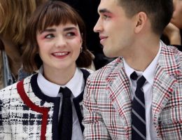 MAISIE WILLIAMS PAREJA MIMETIZADA