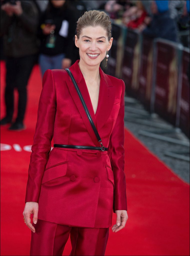 Rosamund Pike en el estreno de Radioactive en Londres.