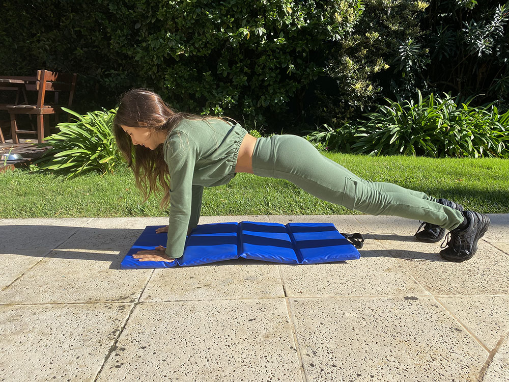 Plancha con brazos estirados. Foto: Para Ti Fit.