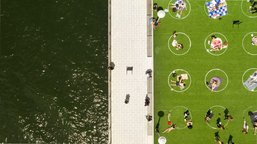 Distancia social. Parque de Nueva York. Covid 19