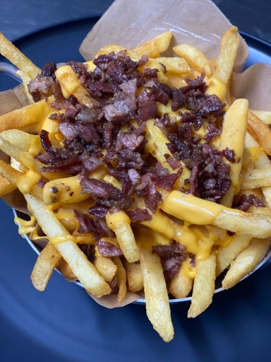 Batata Com Cheddar Melt e Farofa de Bacon