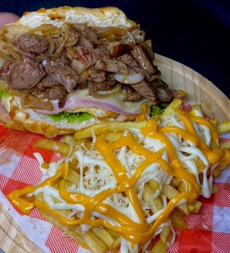 Pão Com Carne Completo Com Contra-Filet e Fritas