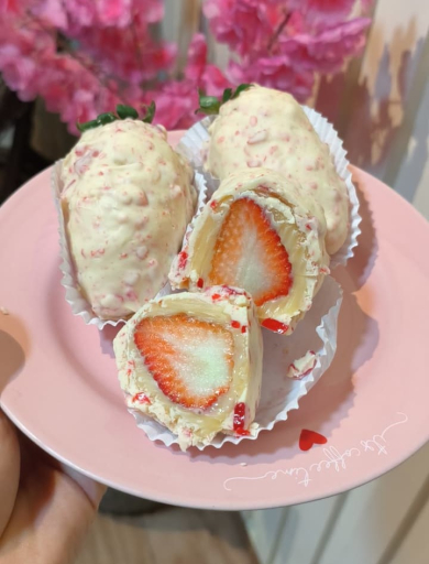 Bombom de Morango Cravejado Branco