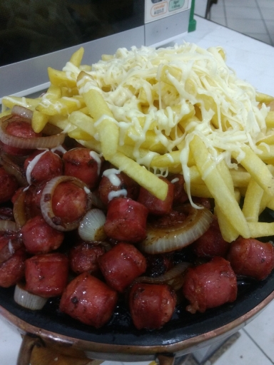 Porção de Linguiça Suína Com Fritas, Queijo e Molho de Alho Porção de Linguiça Suína Com Fritas, Queijo e Molho de Alho