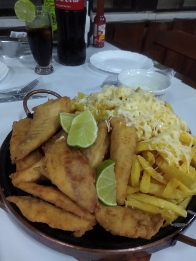 Porcão de Tilápia Com Fritas, Queijo e Molho Porcão de Tilápia Com Fritas, Queijo e Molho