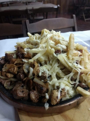 Porção Mista Com Fritas, Queijo e Molho de Alho Porção Mista Com Fritas, Queijo e Molho de Alho