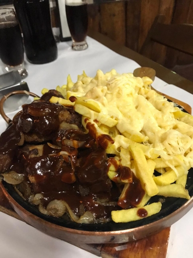 Porcão de Costelinha Com Molho Barbecue, Fritas e Queijo Porcão de Costelinha Com Molho Barbecue, Fritas e Queijo