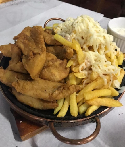 Porção de Tilápia Com Fritas, Queijo e Molho Tártaro Porção de Tilápia Com Fritas, Queijo e Molho Tártaro