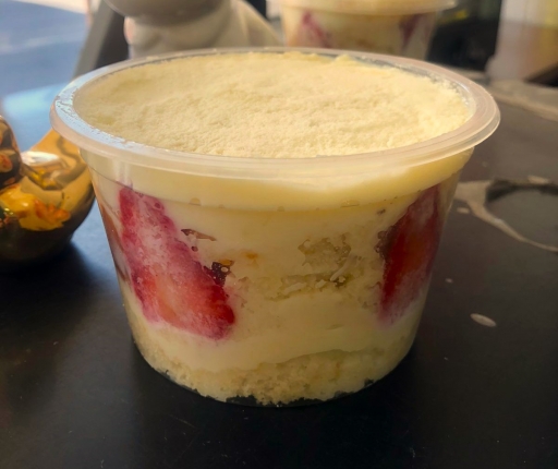 Bolo de Pote Creme de Ninho Com Morango