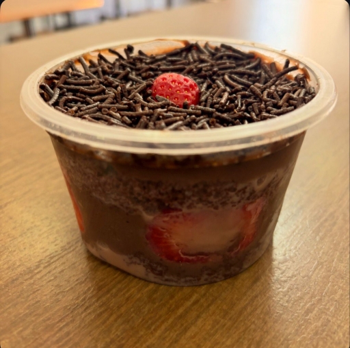 Bolo de Pote Chocolate Com Morango