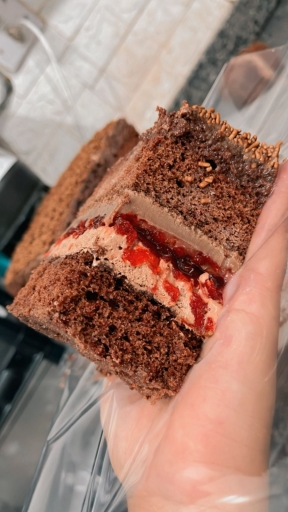 Bolo Gelado de Brigadeiro Com Cereja