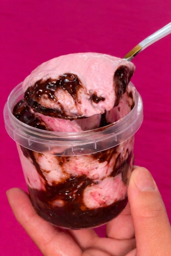 Sorvete Artesanal Morango Com Chocolate