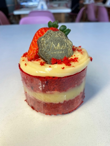Mini Bolo Red Velvet Com Morangos