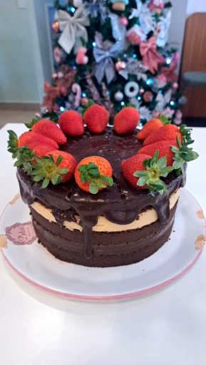 Fatia de Torta de Ninho, Morango Picado e Brigadeiro