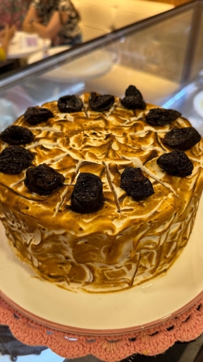 Fatia de Torta de Doce de Leite Com Beijinho e Ameixa