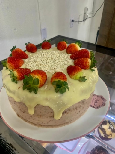 Fatia de Torta Com Ninho e Morangos Picados