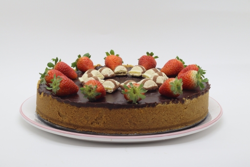Fatia de Torta de Ninho Com Morangos, Kinder e Ganache