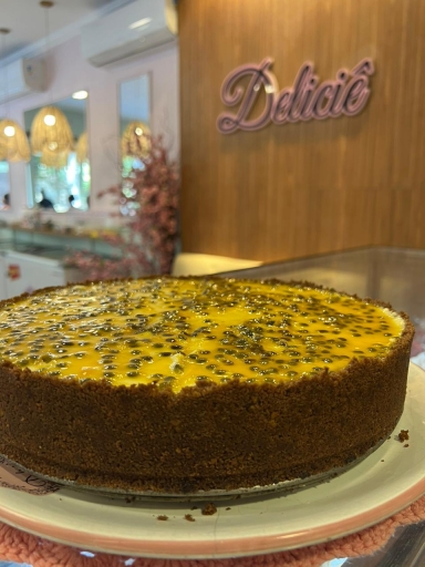 Fatia de Torta Com Mousse de Maracujá e  Mousse Meio Amargo