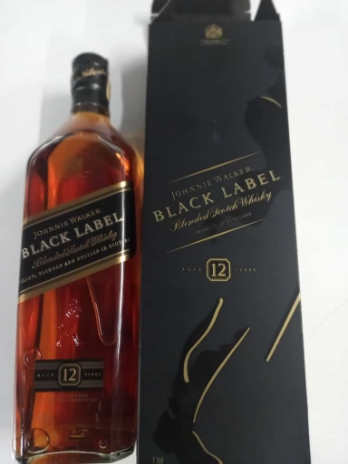 Whisky Black  Label  750  ML