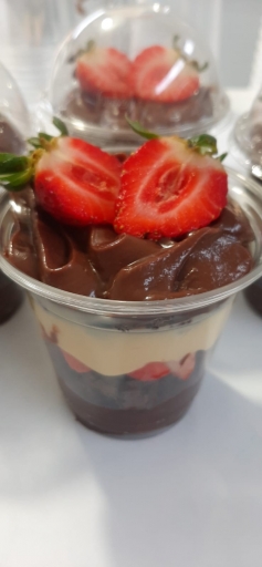 Copo Da Felicidade Brownie e Morango 250ML