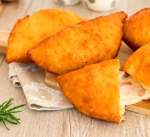 Pizza Frita de Presunto e Queijo