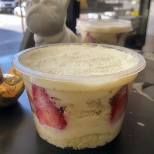 Bolo de Pote Creme de Ninho Com Morango