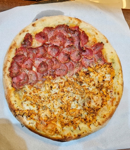 1/2 Frango Melt 1/2 Calabresa 35Cm + Pizza 25Cm Por R$55,90