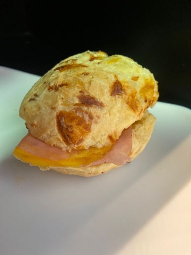 Pão de Queijo Recheado C/ Queijo e Presuto